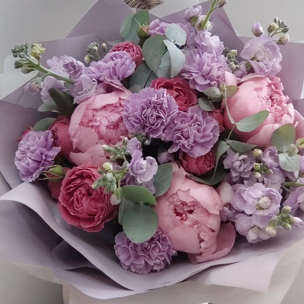 Букет из пионов, маттиолы, диантуса, кустовой пионовидной розы