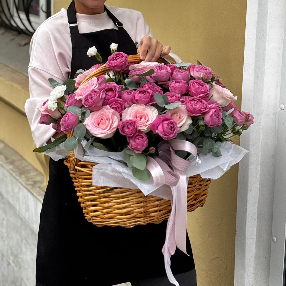 Корзина с пионовидными розами