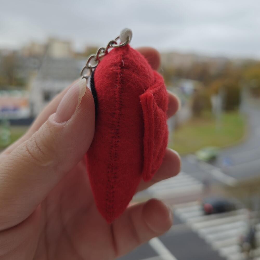 Красный брелок amongus