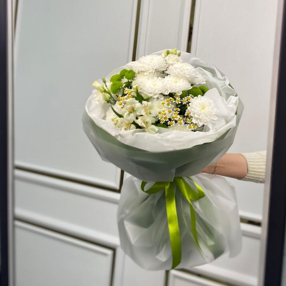 Сборный букет из кустовых хризантем