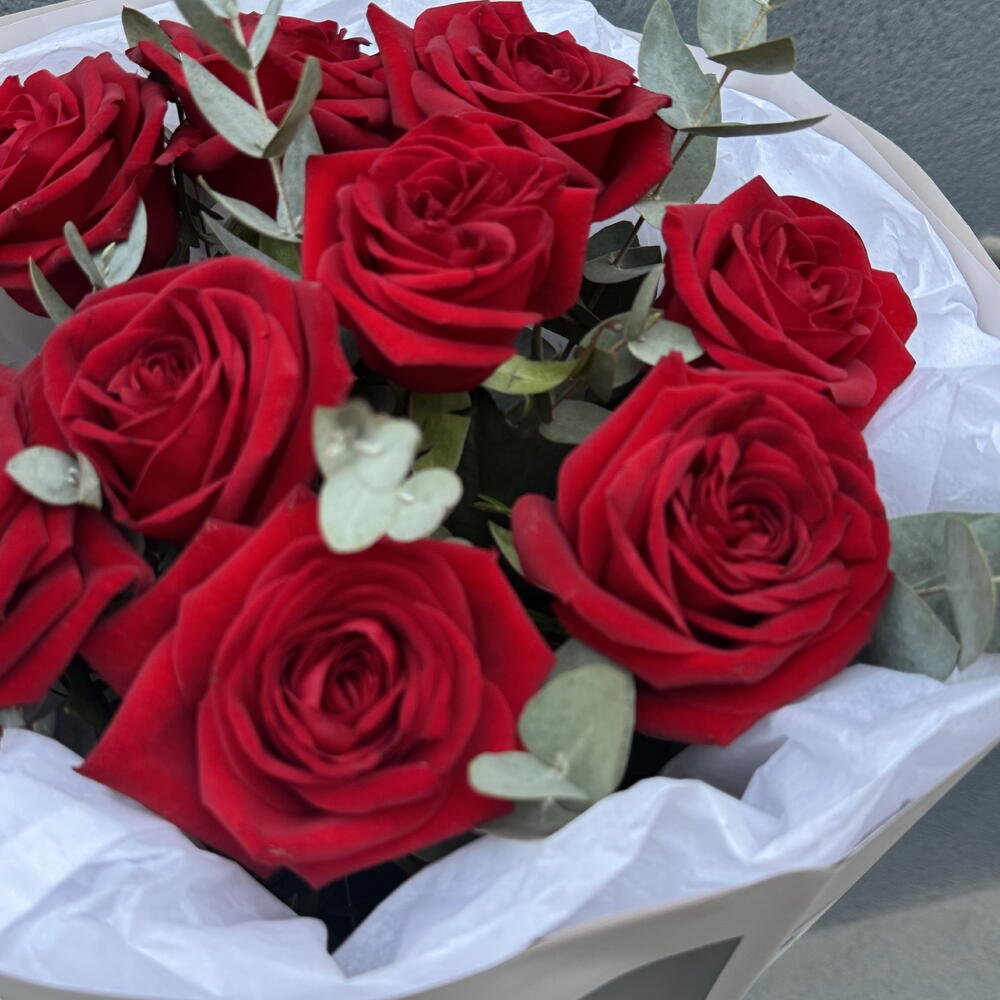 Букет из 9 роз с эвкалиптом ️