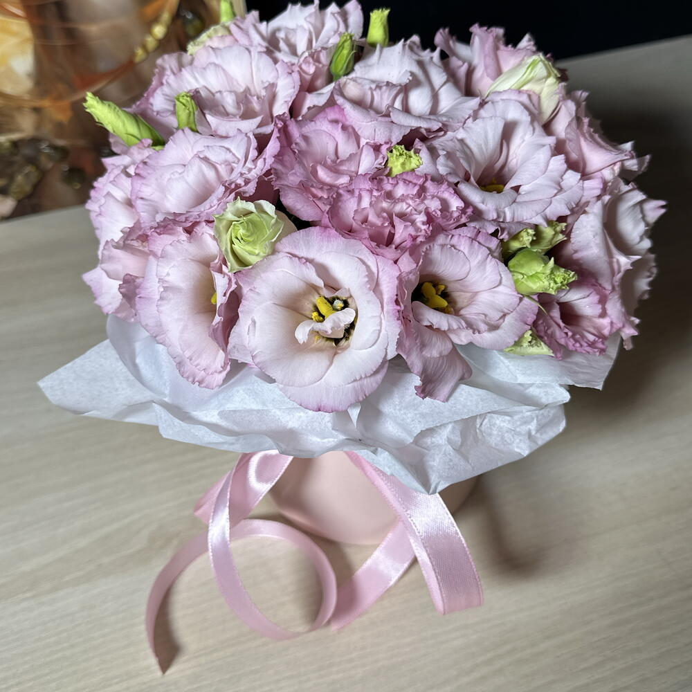 Эустома в маленькой шляпной коробке
