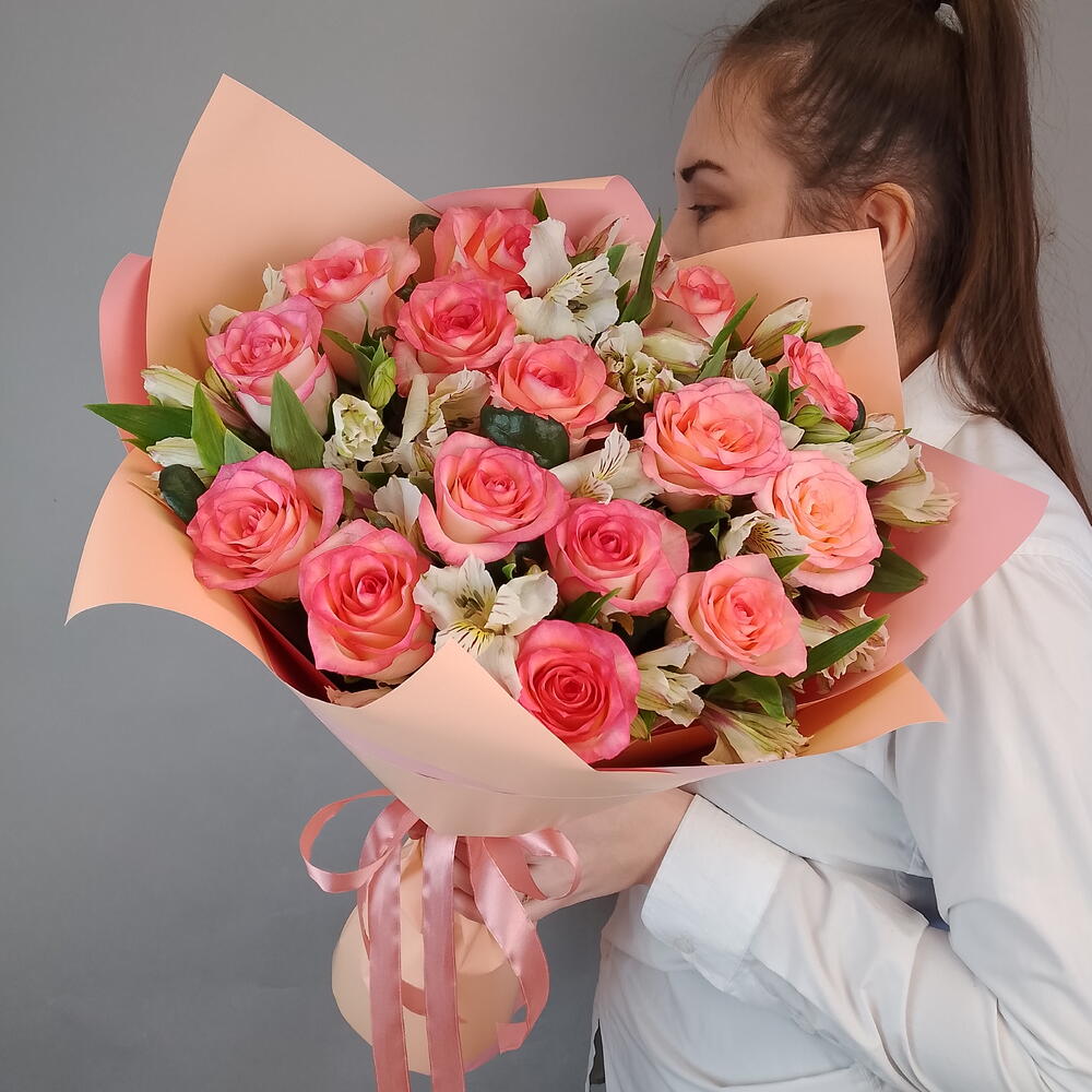 Шикарный букет из роз сорта Джумиля с добавлением белой альстромерии 🌷