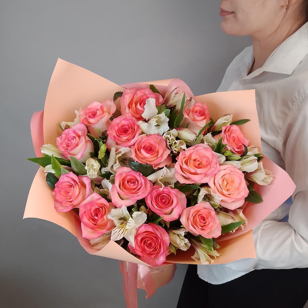 Шикарный букет из роз сорта Джумиля с добавлением белой альстромерии 🌷