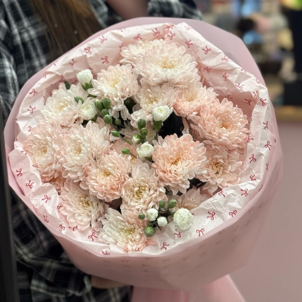 Нежный букет хризантем и кустовых диантусов