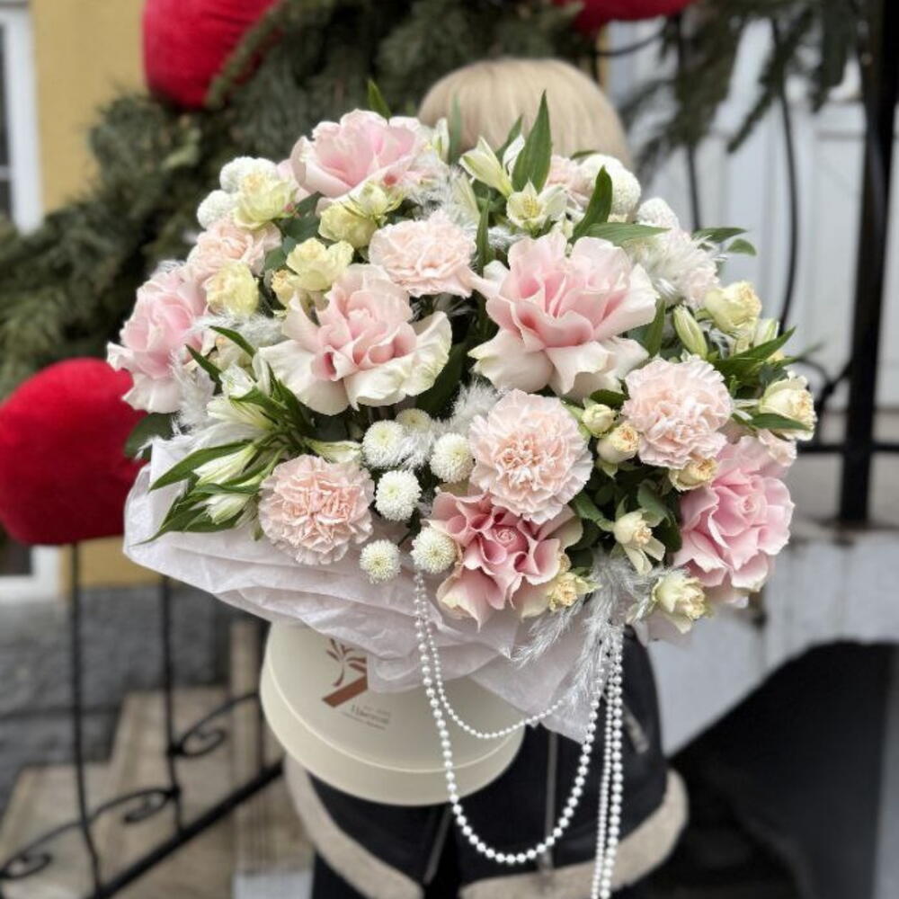 Композиция Воздушная зефирка (французские розы, кустовые розы, альстромерия, Ньютон)