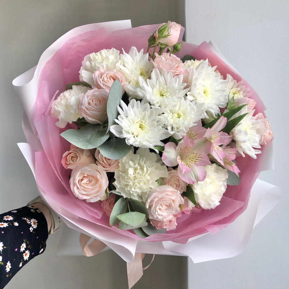 Розовый букет из хризантем, кустовых роз, альстромерий N 139