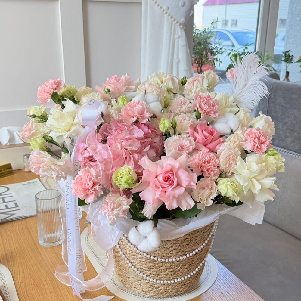 Delicate arrangement in a cachepot