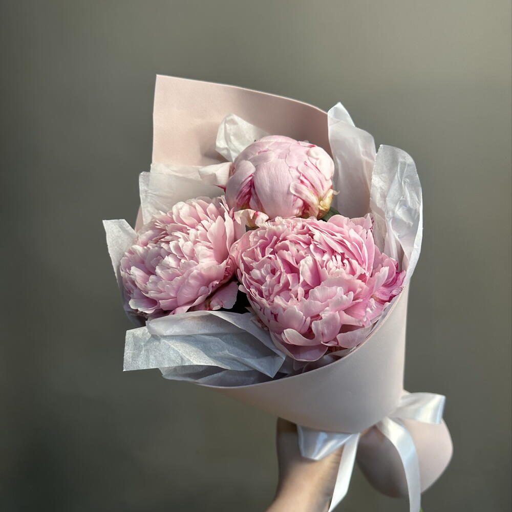 «Хорошие новости» 💌 букет «конвертик» с пионами