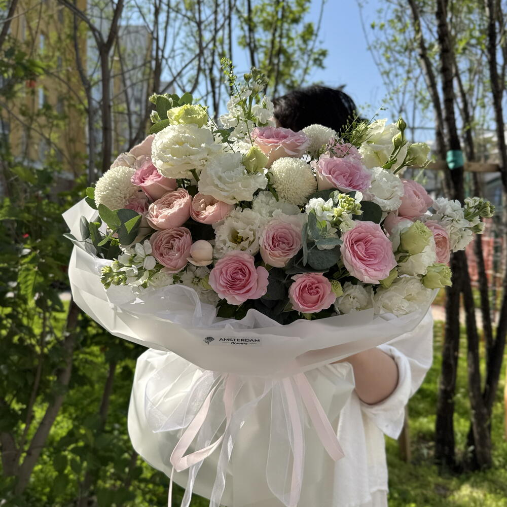 Нежный букет с кустовыми розами, эустомой, маттиолой