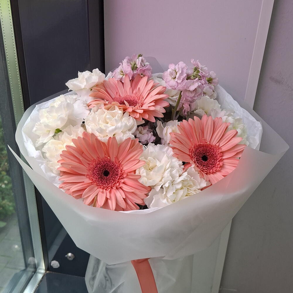 Радость💖Букет из белого диантуса,коралловый гербер и маттиолы