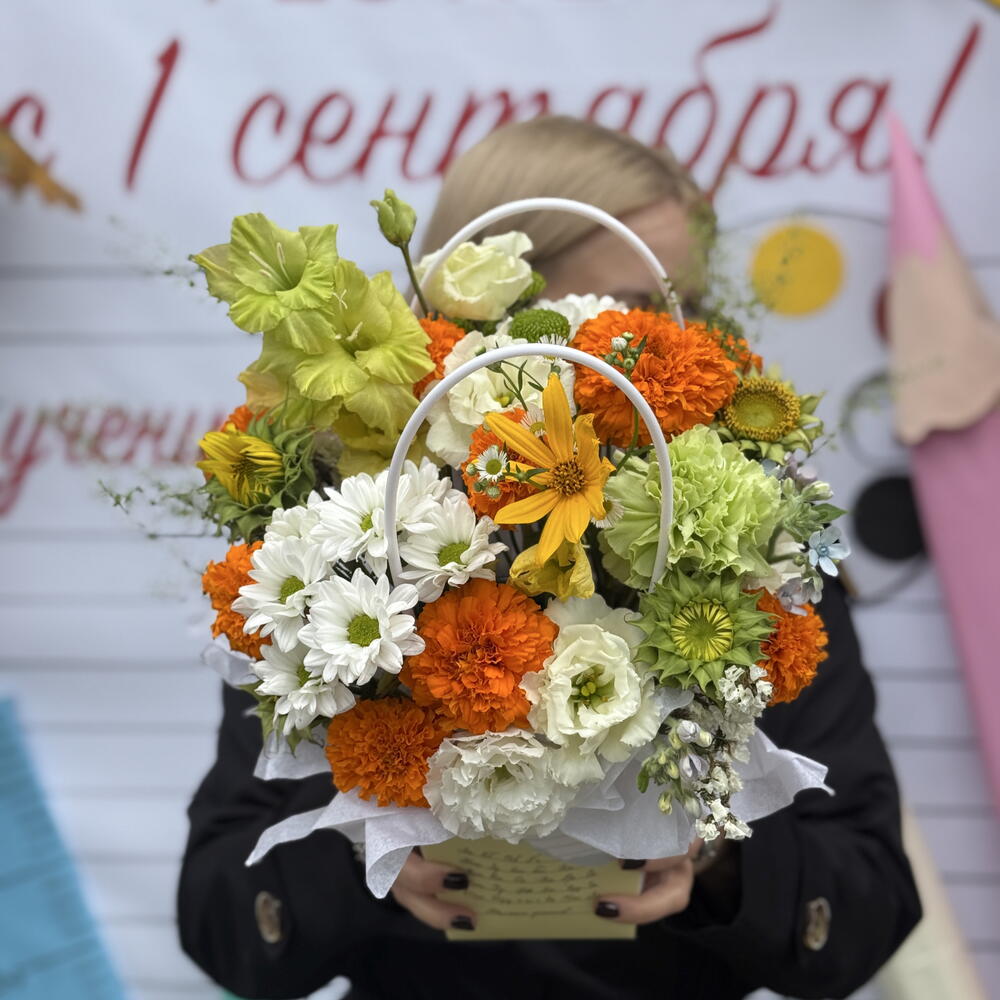 Яркая композиция с бархатцами, диантусами, хризантемой /