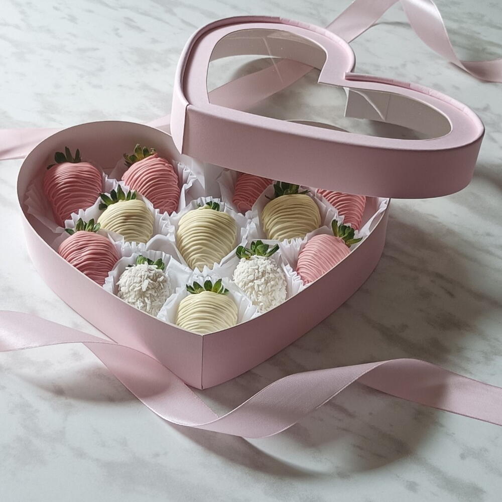 Клубника в белом и клубничном шоколаде в коробке сердце