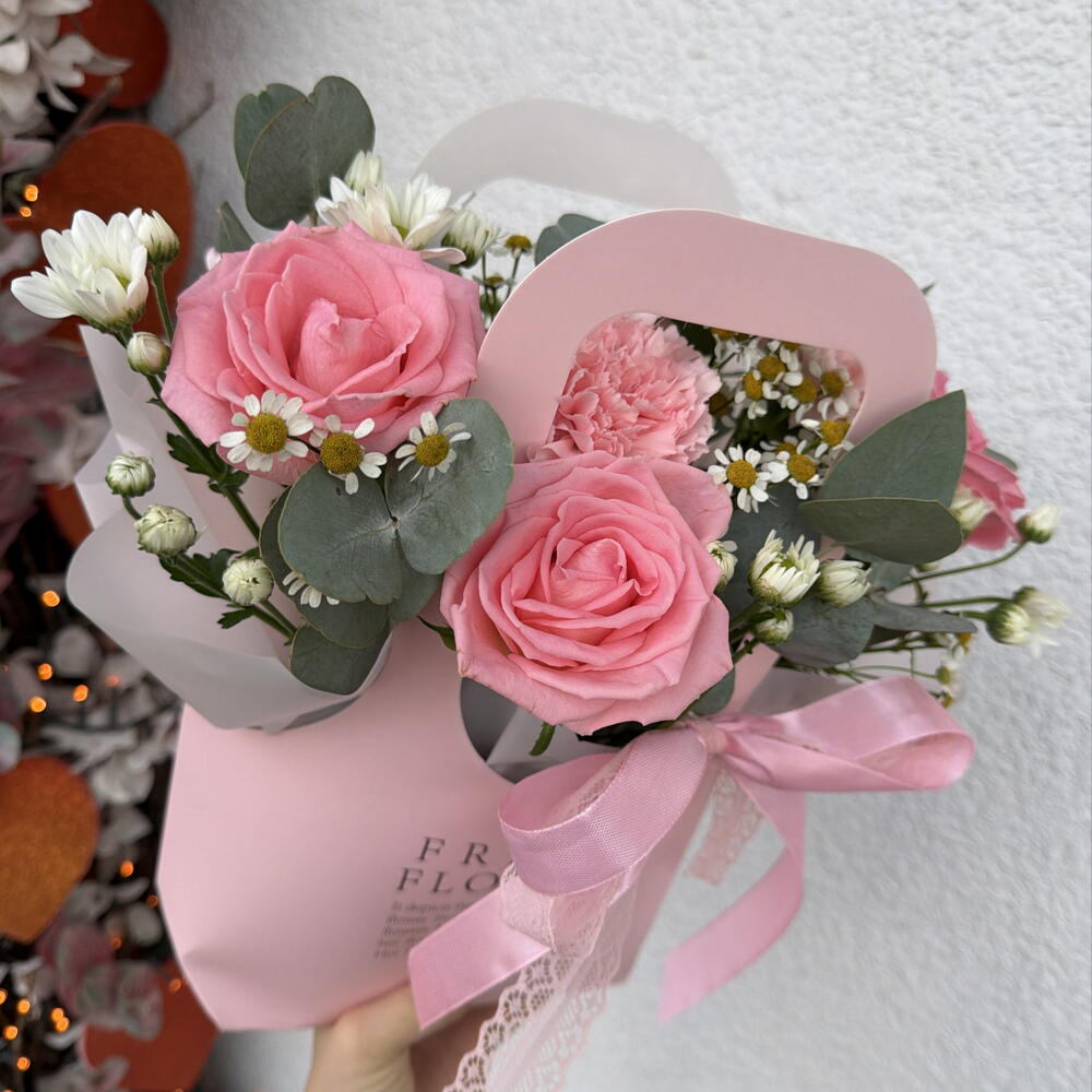 Розовая композиция Bloom room, роза, диантус, ромашка🌸