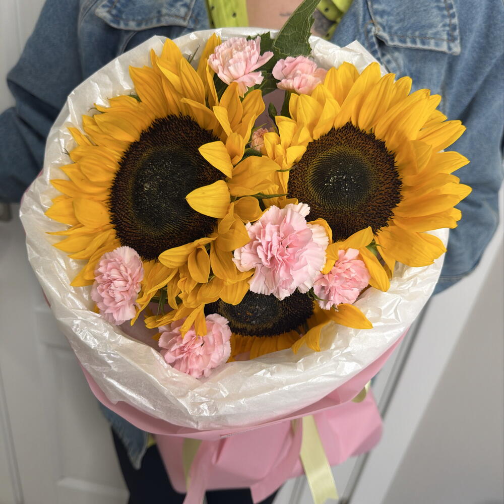 Красивый букет подсолнух и диантус Bloom room