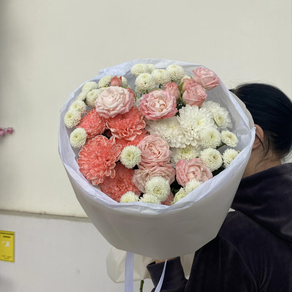 Пышный букет из кустовых роз, ньютона и кустовых хризантем