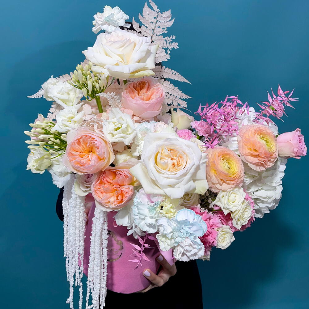 Flores en una Caja. Rosas peonías, hortensias y Dianthus. Composición 520. Leora Flowers casa de moda floral