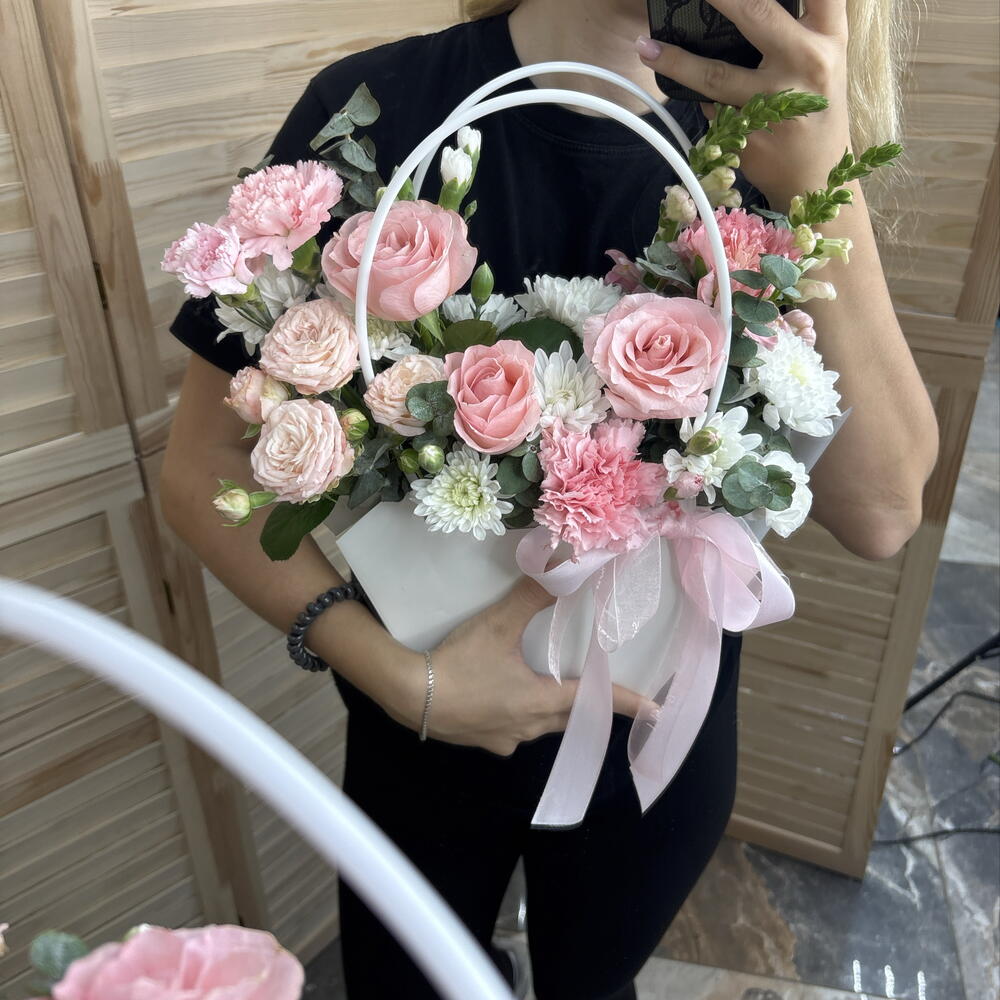 Композиция: розовый секрет 🎀из пионовидных роз, антириниума, хризантем, одноголовых роз, диантусов и эвкалипта