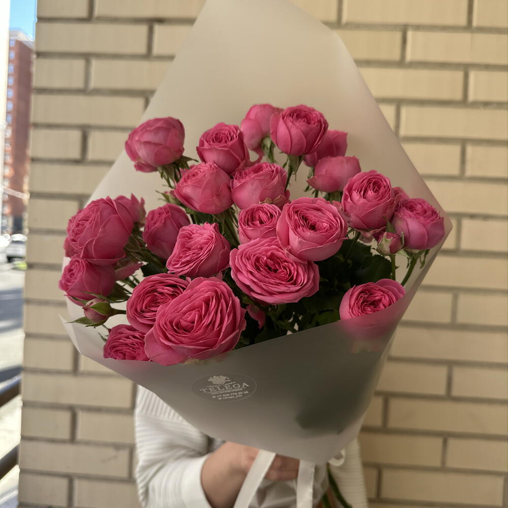 Яркий букет из кустовых роз