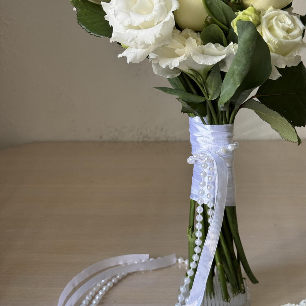 AlexFlower Wedding: букет Невесты из Нежной Эустомы, роз и бус