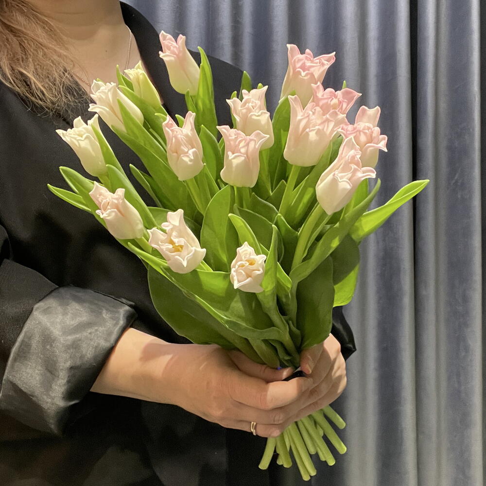 Букет для девушки из 15 тюльпанов 🌷