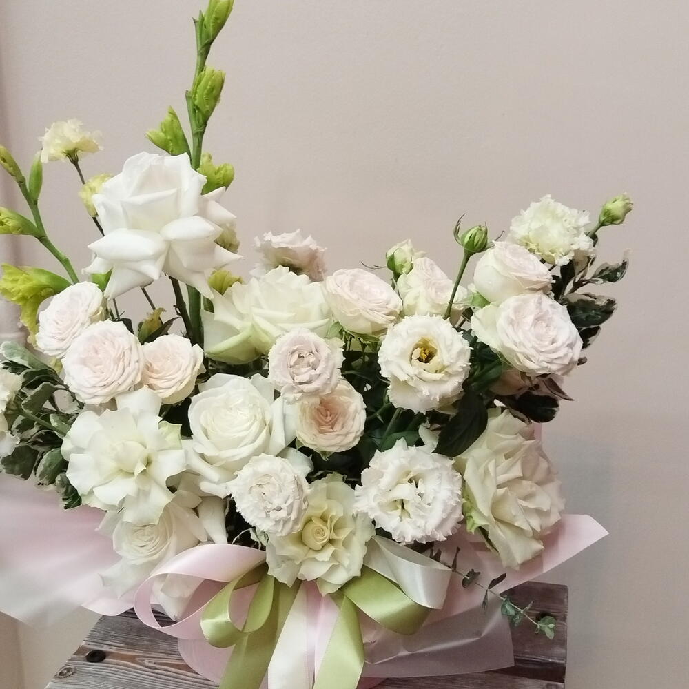 Цветы в овальной коробке