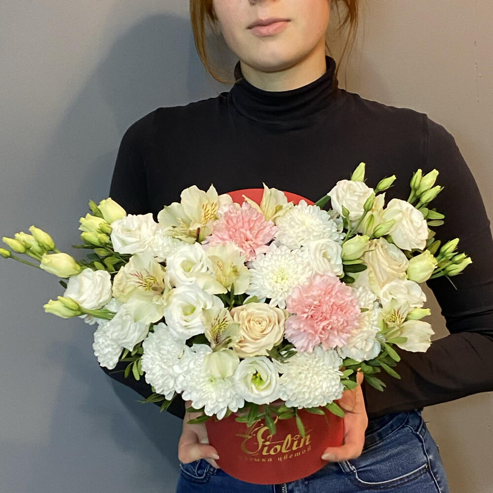 Композиция с розами шармант, эустомой, альстромерией и диантусами в красной шляпной коробке