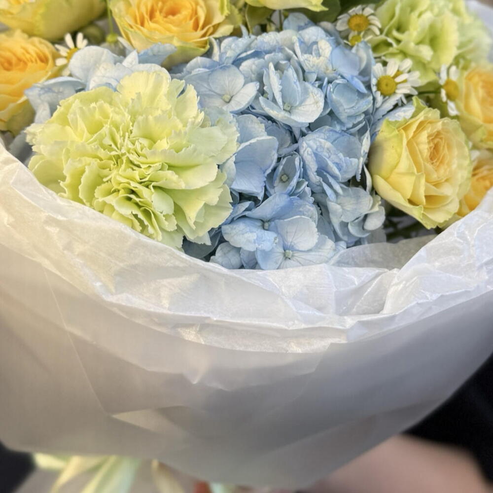 Букет дофаминовый «💛 Ты моё солнце» (гортензия, кустовая роза, ромашка, диантус)