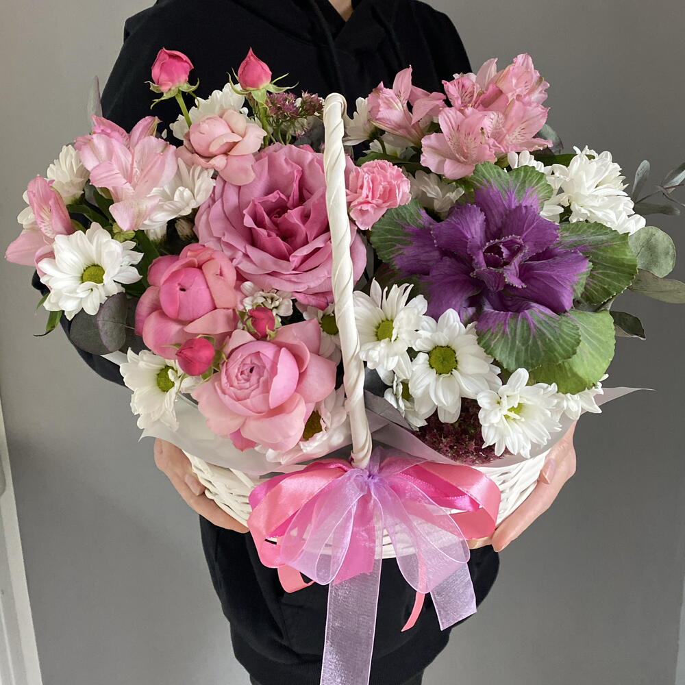Композиция в корзине с брассикой,пионовидной розой,ромашкой 🩷🥰🌺