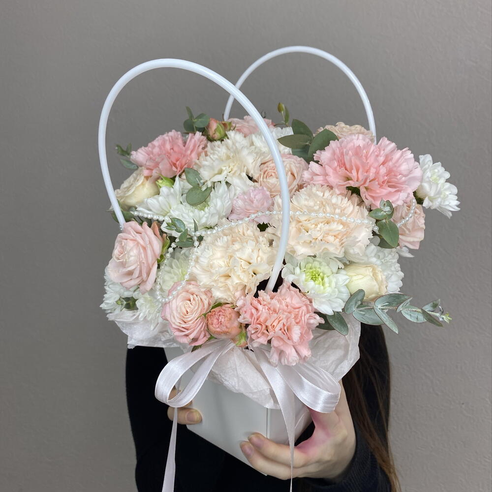 Пастельная мечта 💗Авторская композиция в сумочке из кустовых роз, хризантем и диантусов