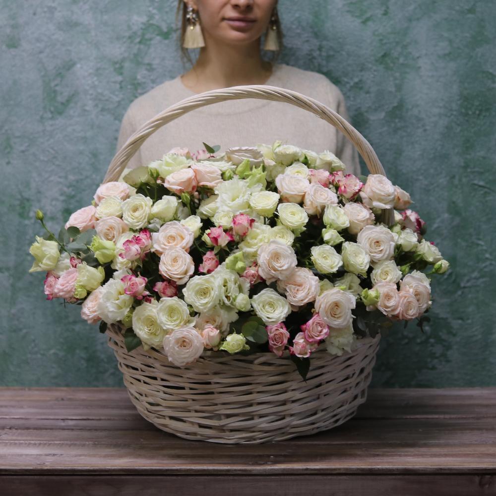 Корзина с кустовыми розами