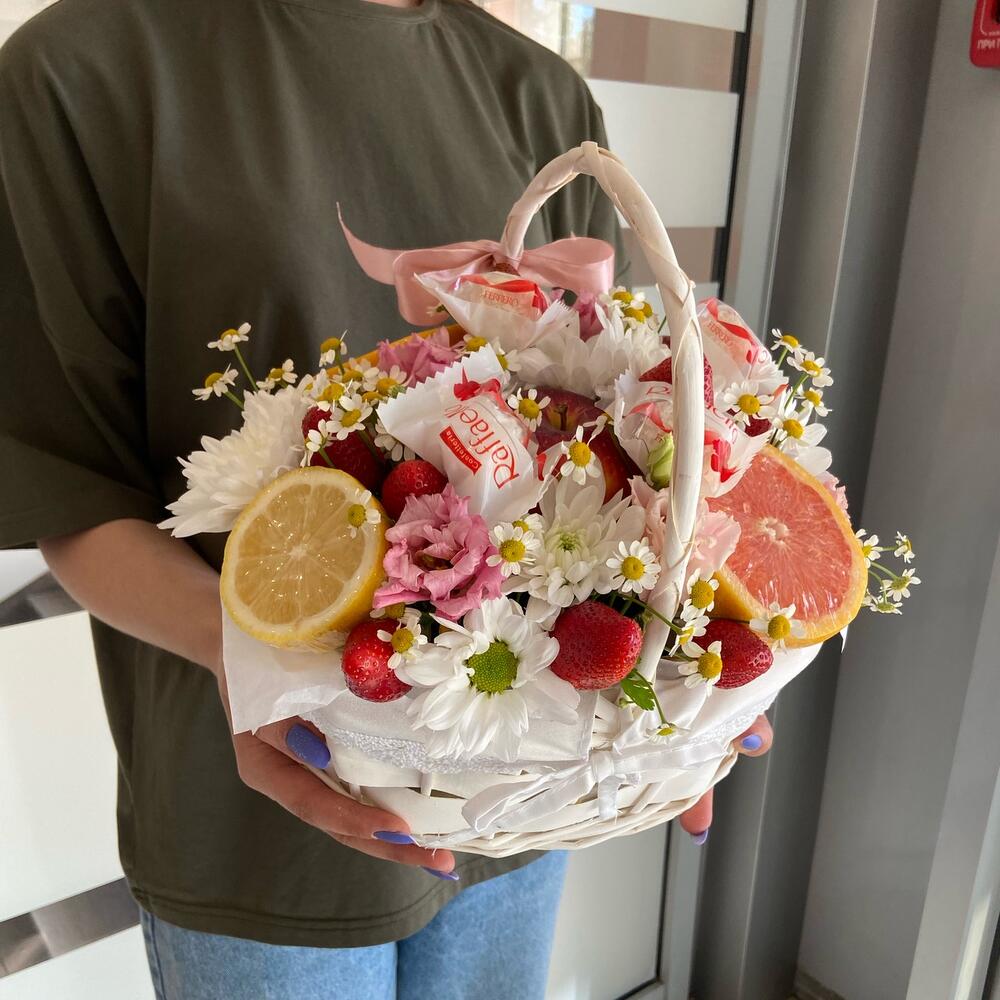 Фрукты и конфеты в корзине 😍