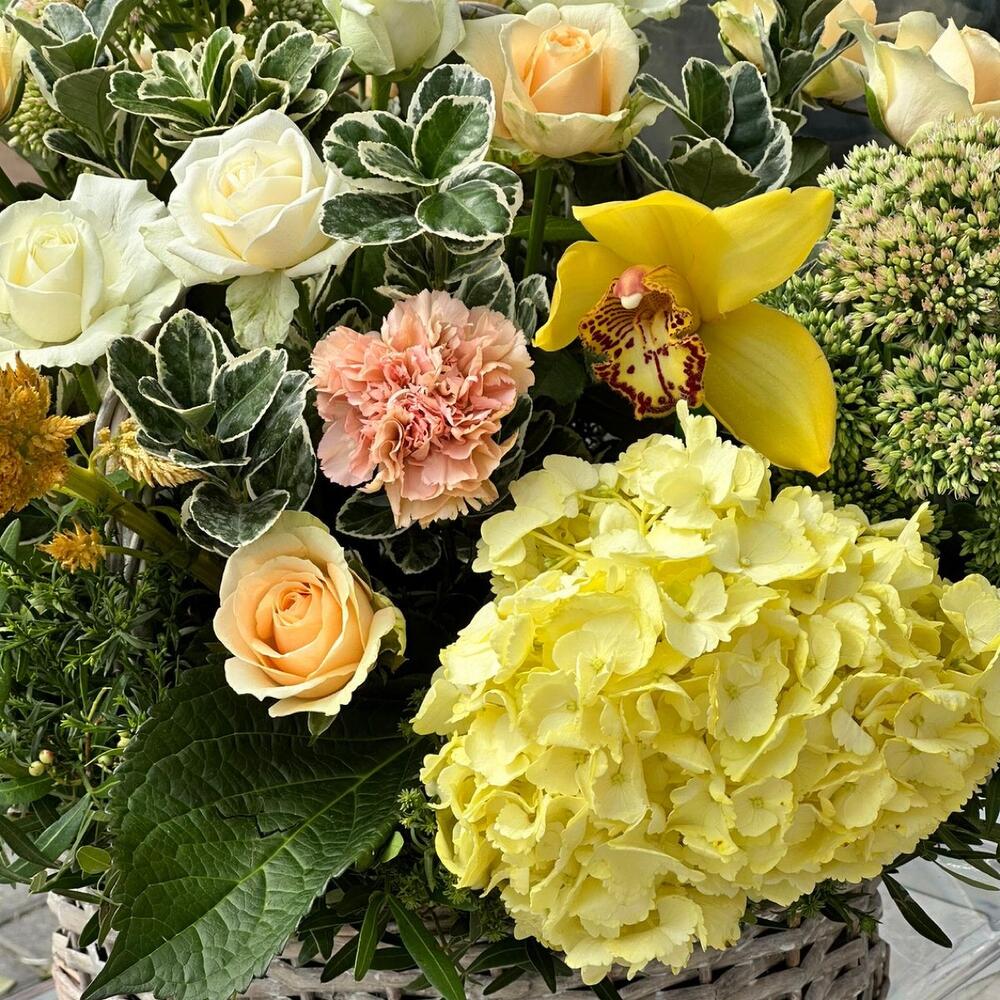Корзина плетеная с гортензией, розами и диантусами