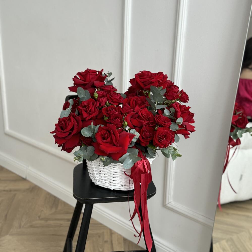 Корзина с французскими розами ️