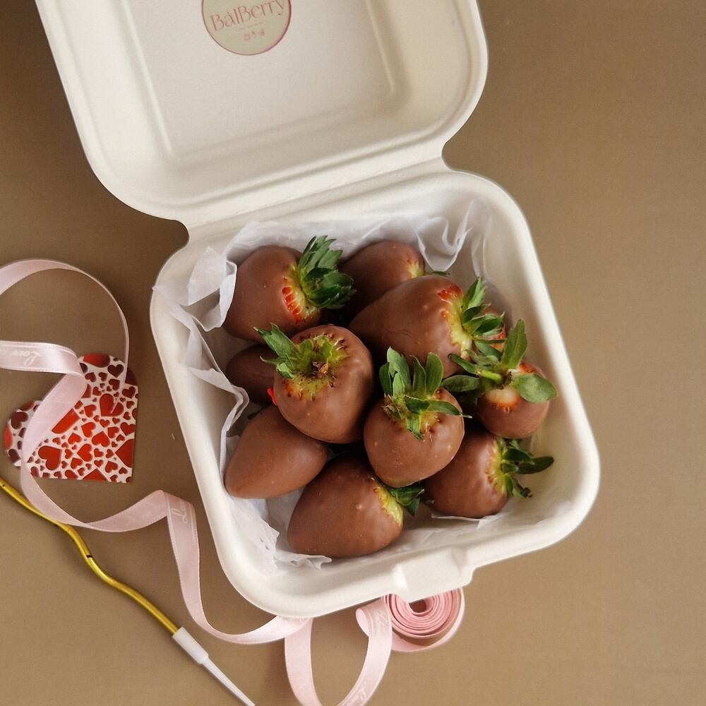 Chocolate-covered strawberries bento