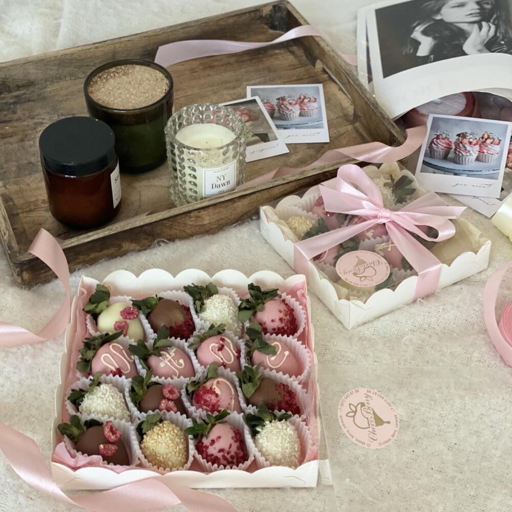 Chocolate-covered strawberry box "Gentle cloud" (16 pcs.)