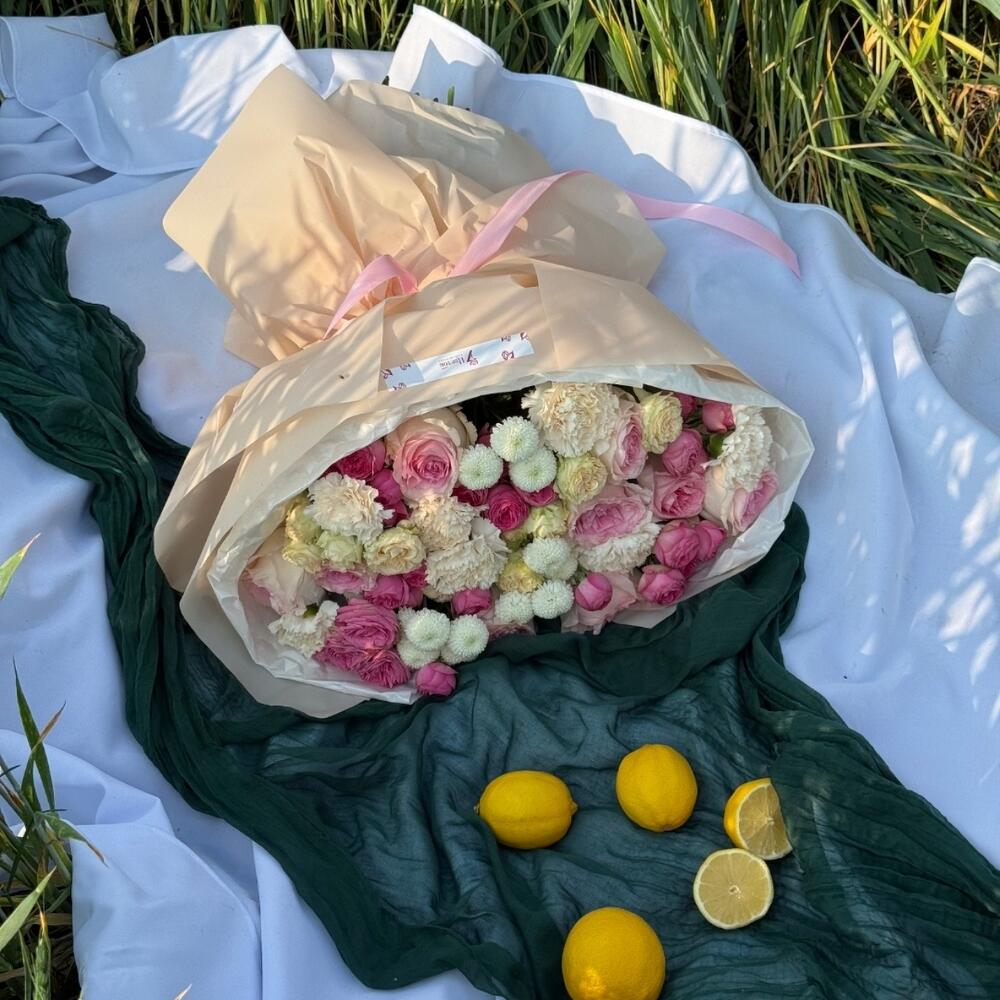 Букет сборный с розами, диантусами и Ньютоном