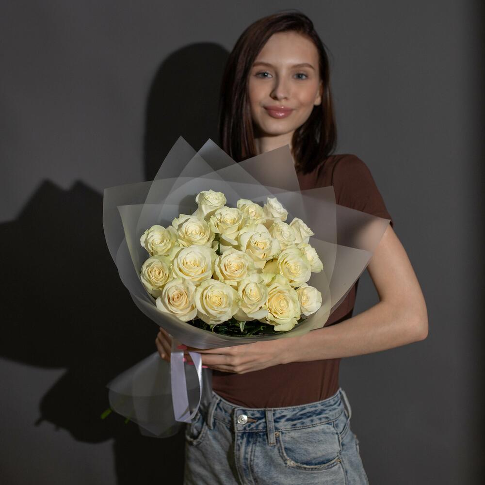Букет 19 белых роз