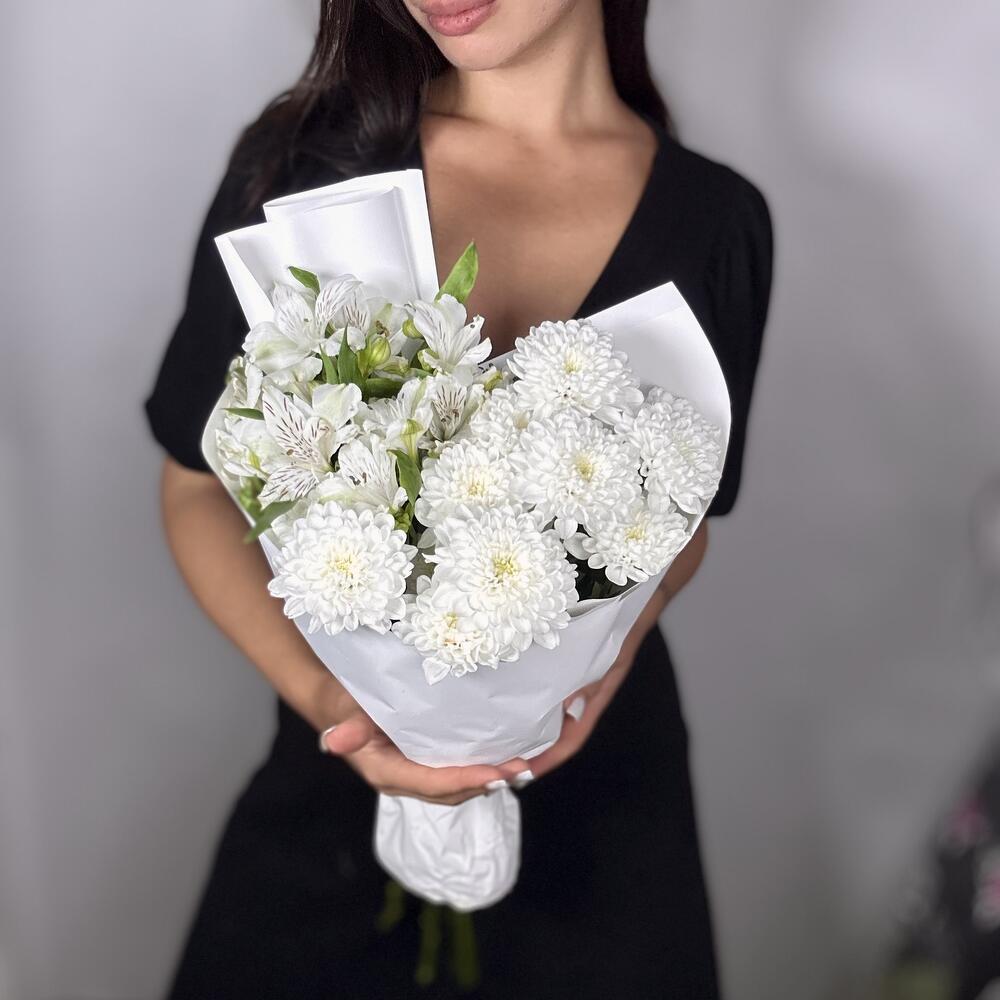Стойкие и нежные 💕 Пушистая хризантема и белая альстромермя