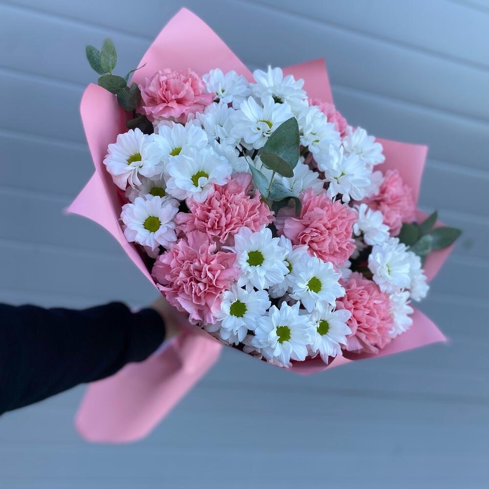 Стойкий букет с ромашкам и диантусами