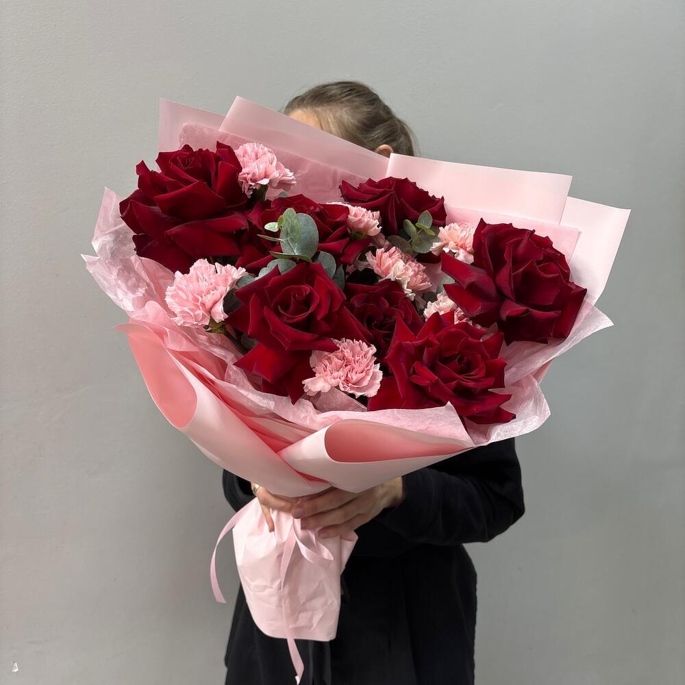 Красные розы и диантусы