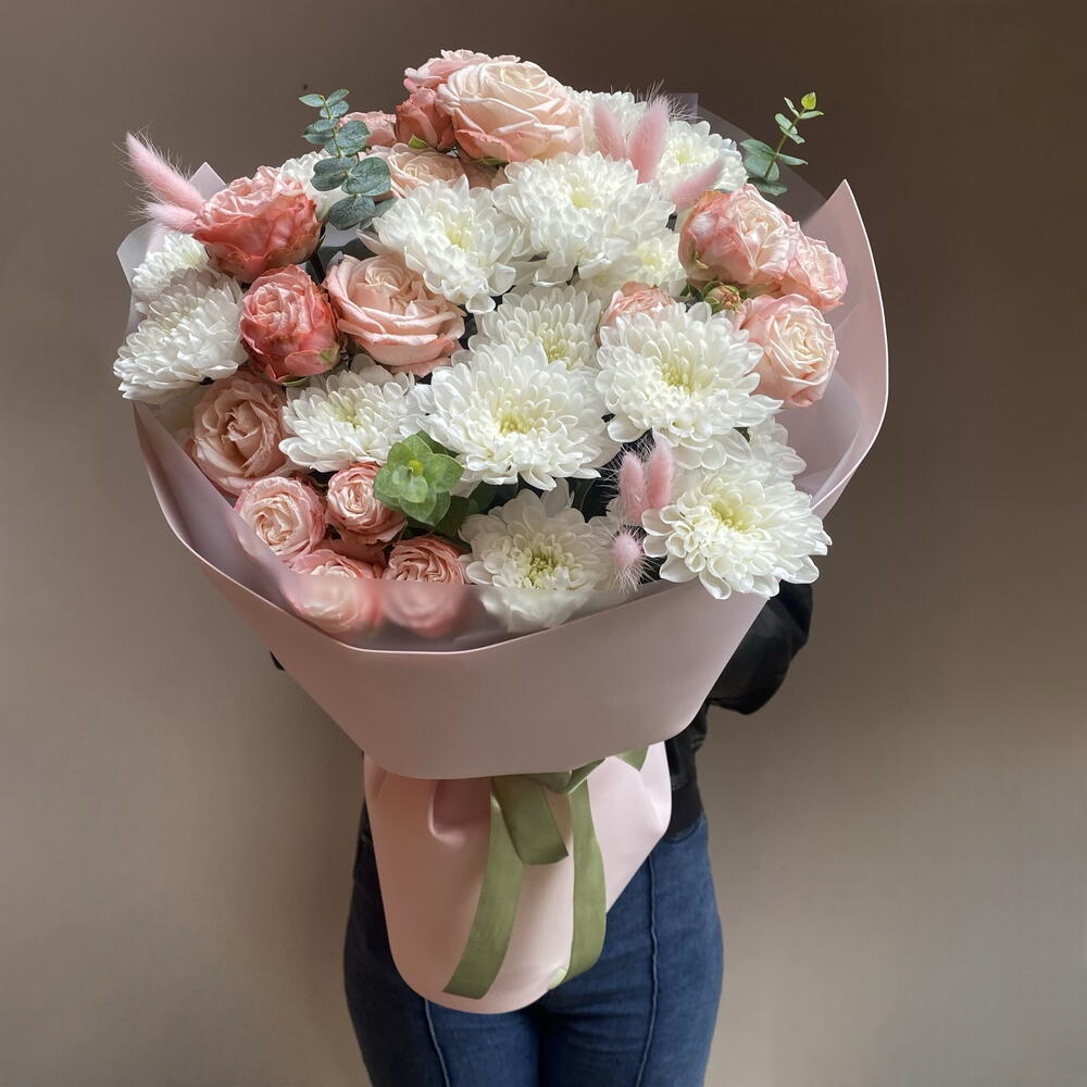 Букет «Для самой нежной» из кустовых пионовидных роз и хризантем 🌸