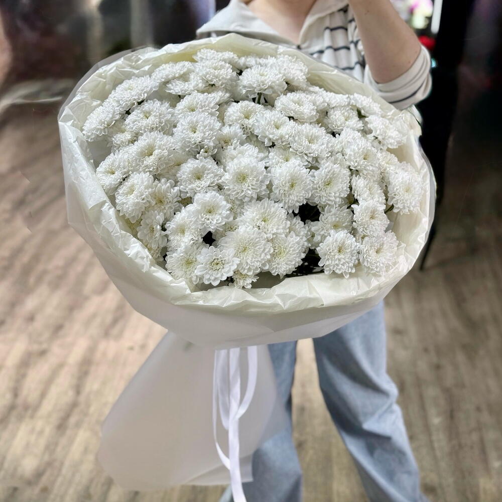 Огромный букет из белых кустовых хризантем