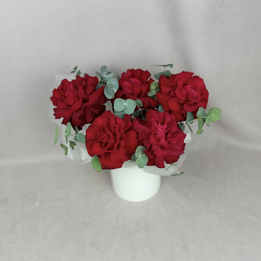 5 французских красных роз в шляпной коробке🌹
