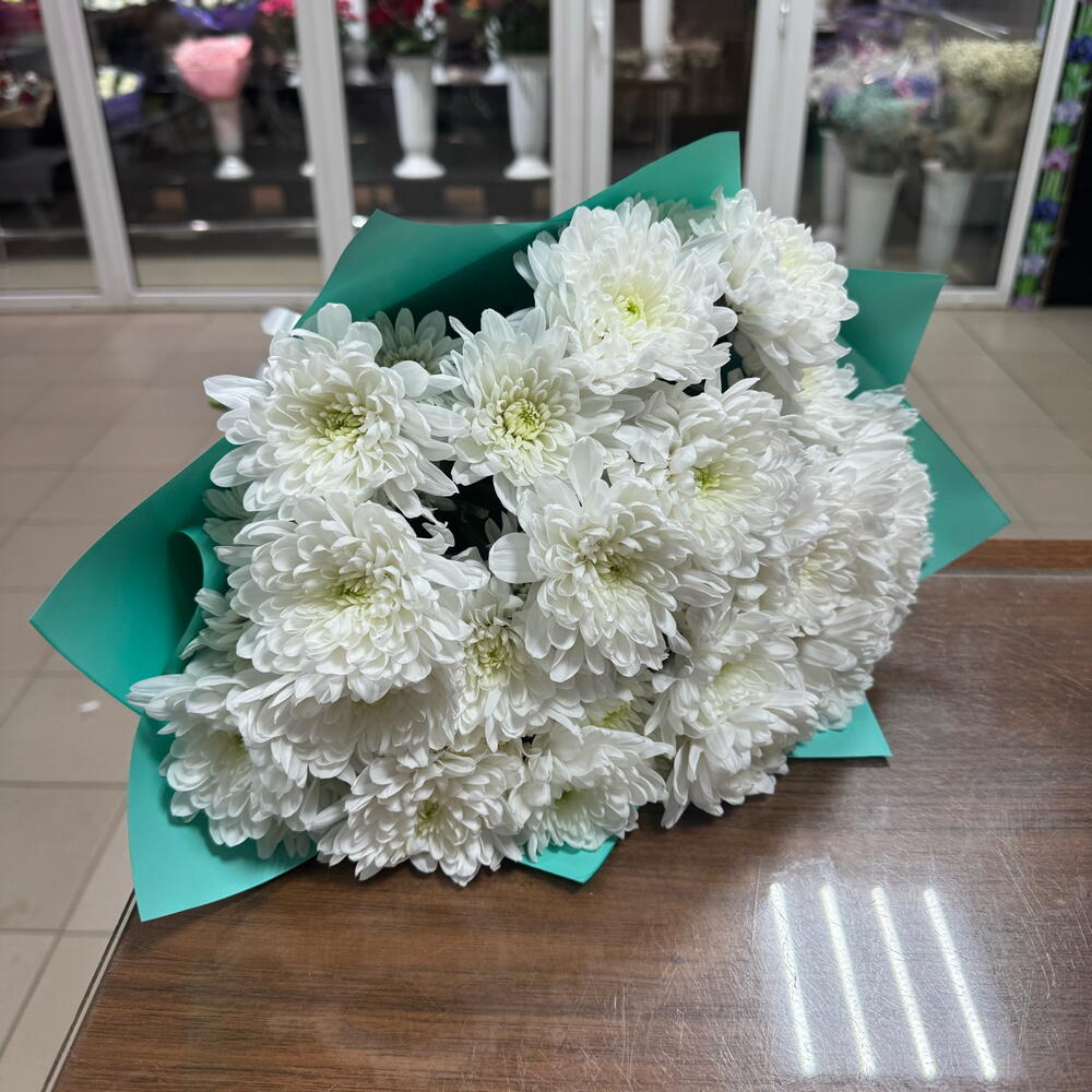 Букет из махровых хризантем