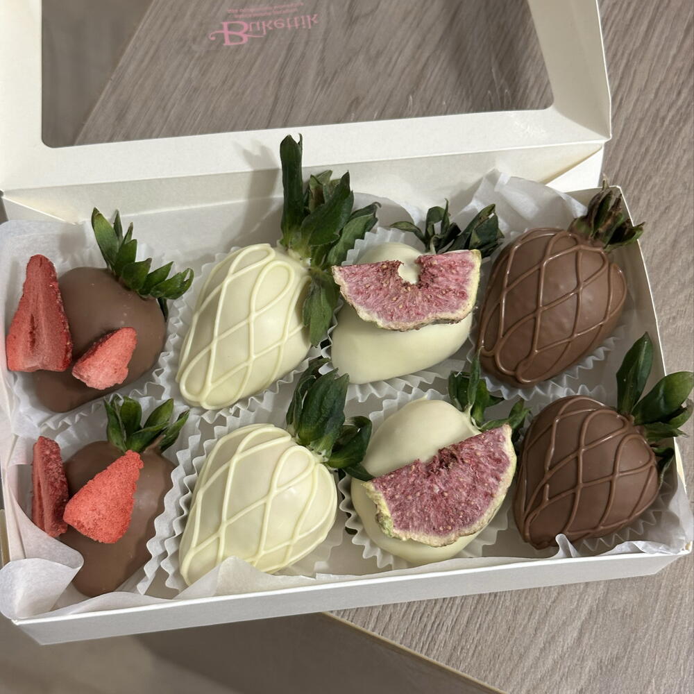 Клубника в белом и молочном шоколаде 8 КРУПНЫХ ягод
