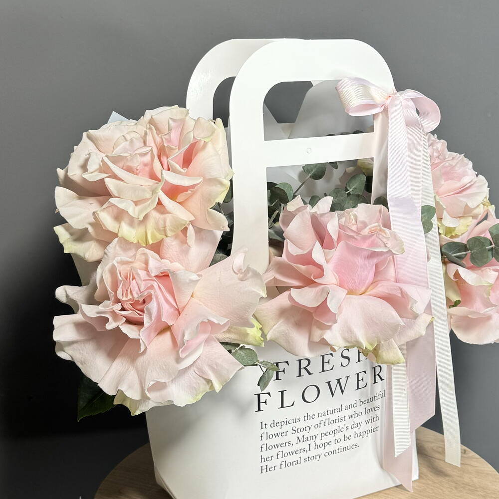 Arrangement "Mondial" with French roses
