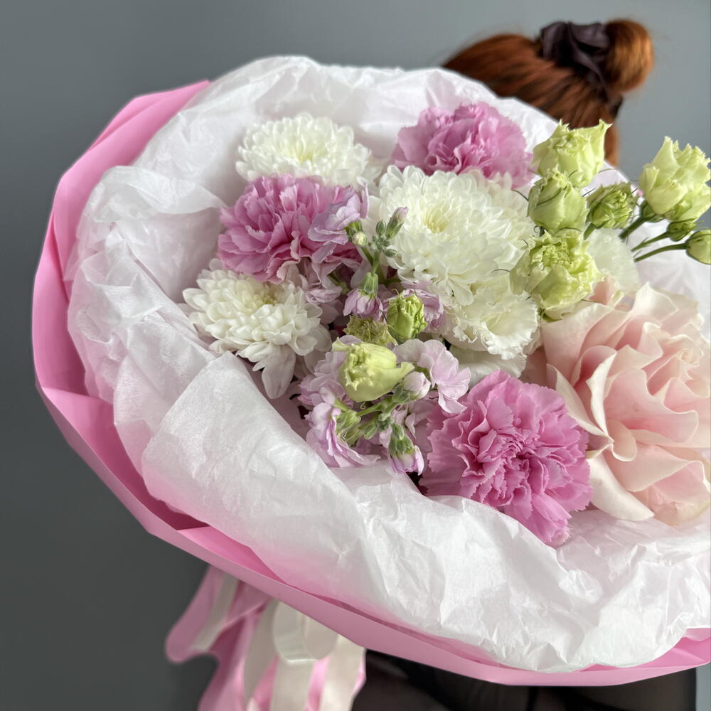 Красивый букет с нежной розой Пинк Мондиаль