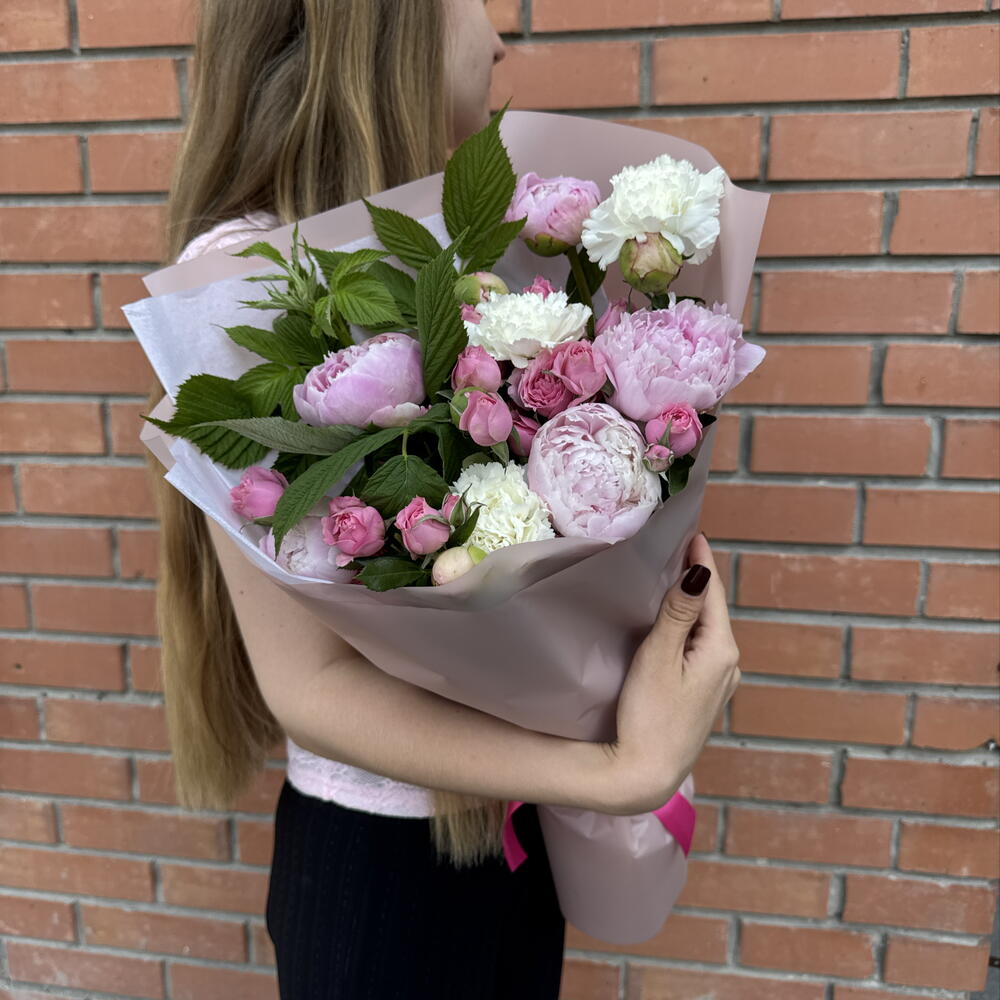 Букет из кустовых пионов, ромашек и лимониума