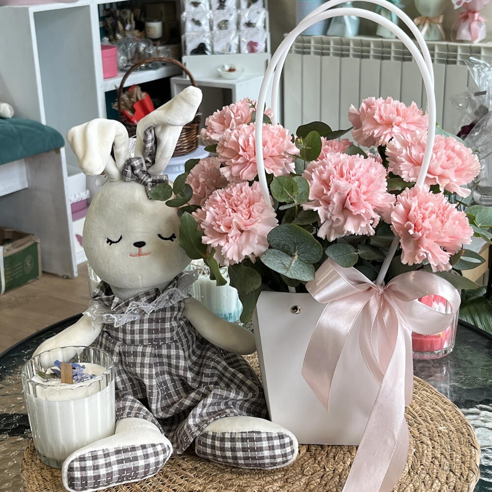 Handbag with pink dianthuses and a bunny